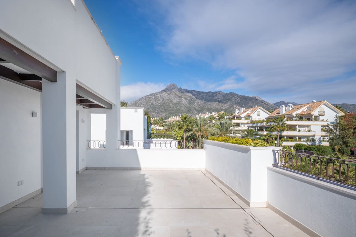 3 bedroom Penthouse for sale in Marbella with pool garage - € 2,595,000 (Ref: 7196105)