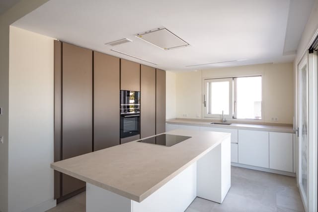 3 bedroom Penthouse for sale in Marbella with pool garage - € 2,595,000 (Ref: 7196105)