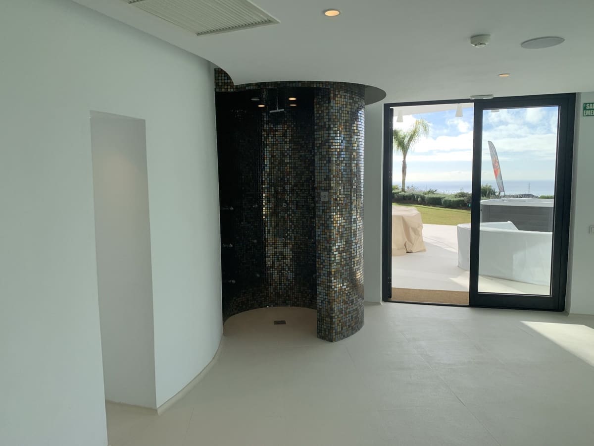 3 sypialnia Penthouse na sprzedaż w Marbella z basenem garażem - 1 595 000 € (Ref: 9401675)