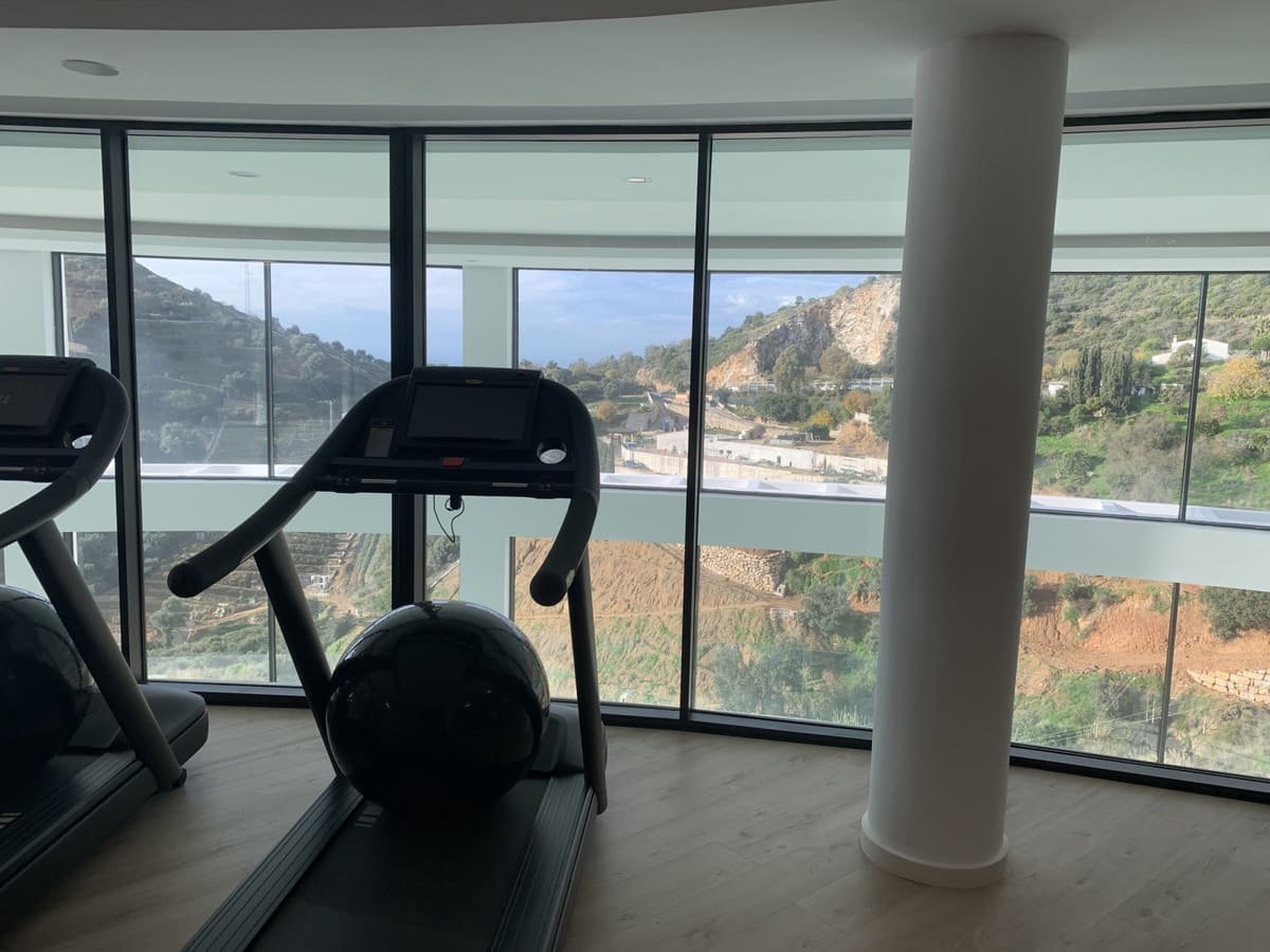 3 sypialnia Apartament na sprzedaż w Marbella z basenem garażem - 990 000 € (Ref: 9401676)