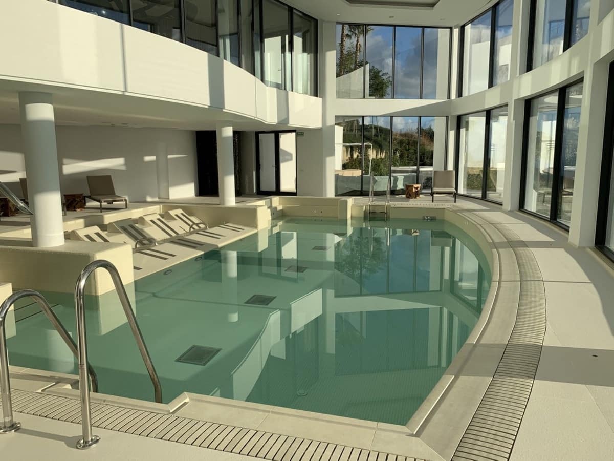 3 sypialnia Apartament na sprzedaż w Marbella z basenem garażem - 990 000 € (Ref: 9401676)