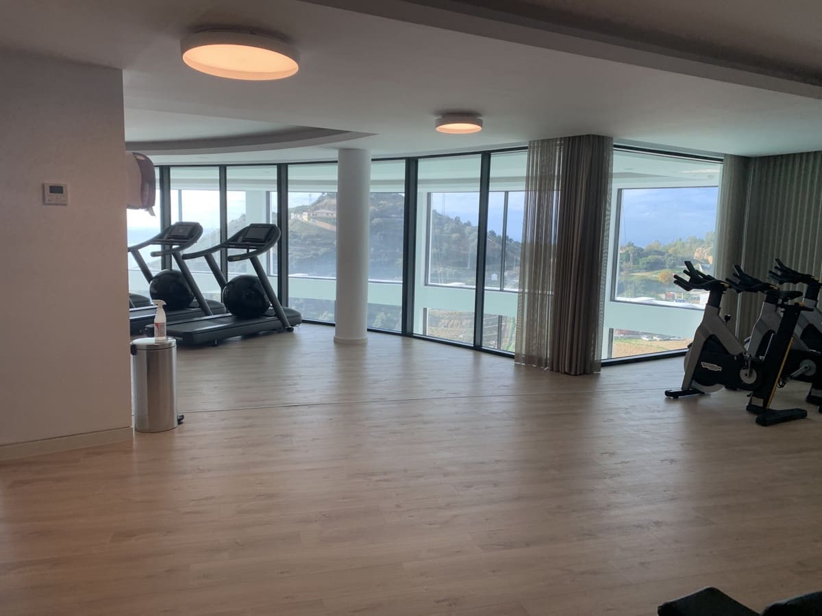 3 sypialnia Apartament na sprzedaż w Marbella z basenem garażem - 990 000 € (Ref: 9401676)