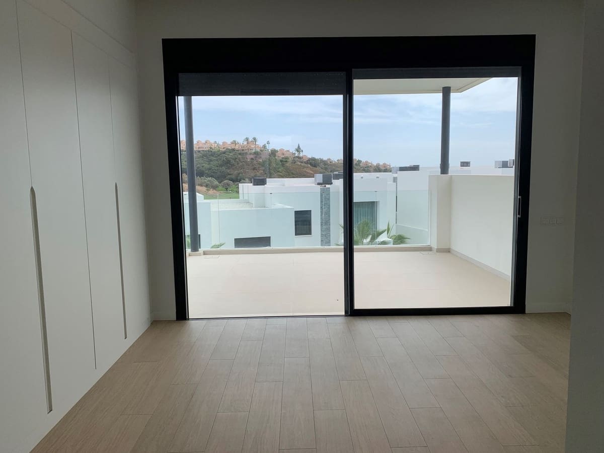 4 bedroom Semi-detached Villa for sale in Marbella with pool garage - € 1,795,000 (Ref: 9401689)