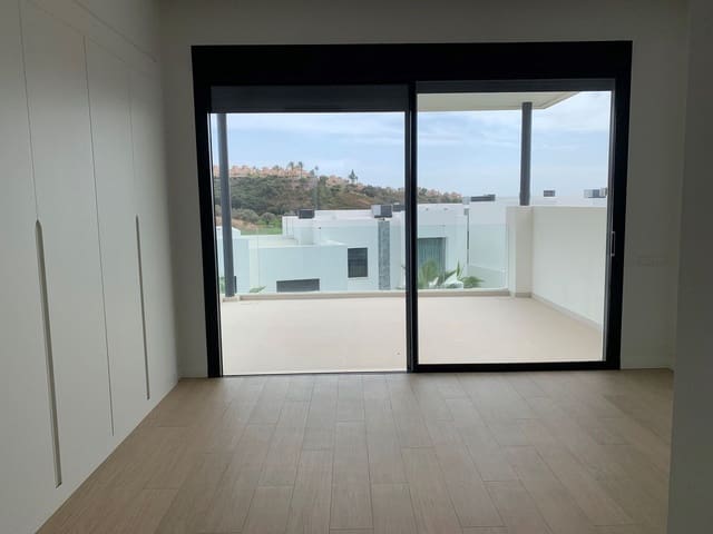 4 bedroom Semi-detached Villa for sale in Marbella with pool garage - € 1,795,000 (Ref: 9401689)