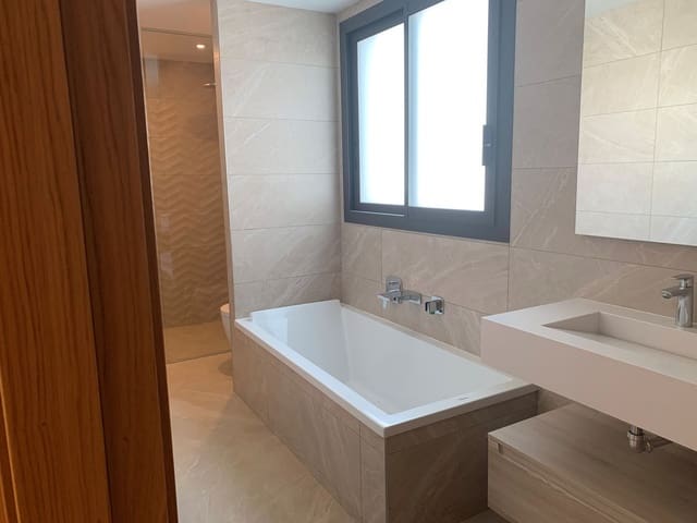 2 sypialnia Penthouse na sprzedaż w Marbella z basenem - 1 404 000 € (Ref: 9447049)