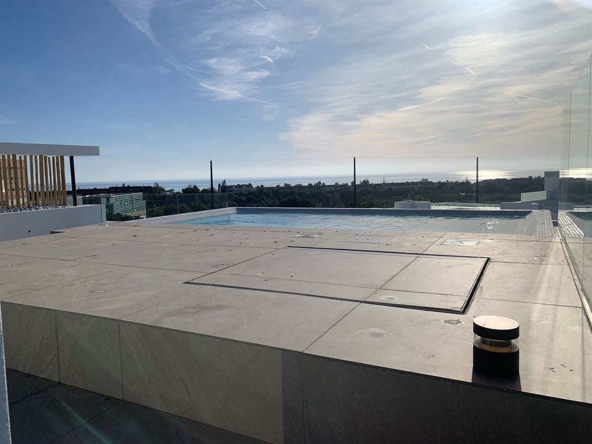 2 sypialnia Penthouse na sprzedaż w Marbella z basenem - 1 404 000 € (Ref: 9447049)