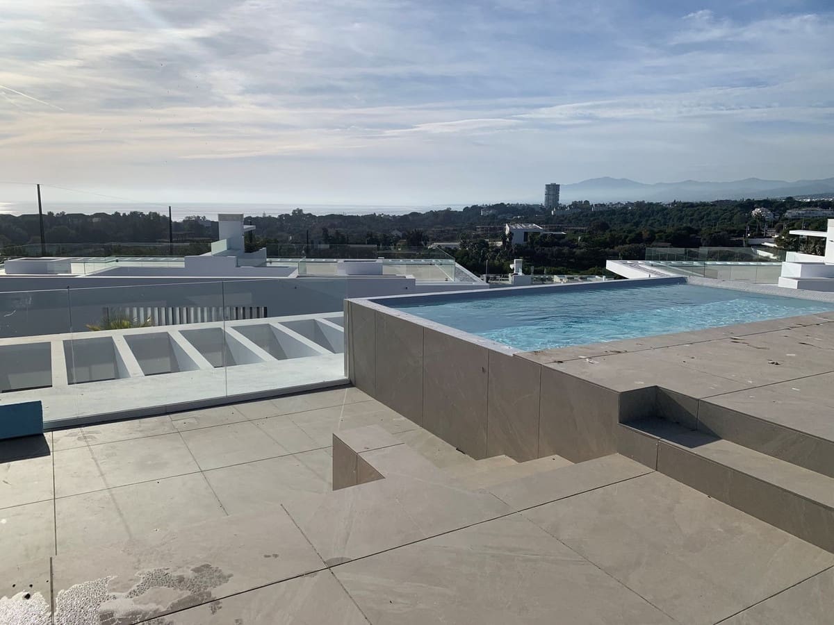 2 sypialnia Penthouse na sprzedaż w Marbella z basenem - 1 404 000 € (Ref: 9447049)