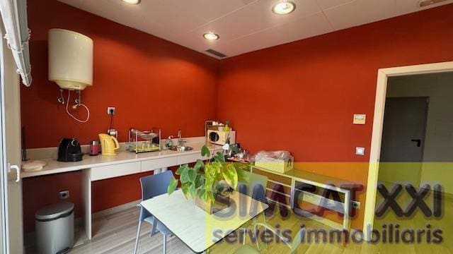 6 bedroom Commercial for sale in Empuriabrava with garage - € 289,000 (Ref: 9712417)