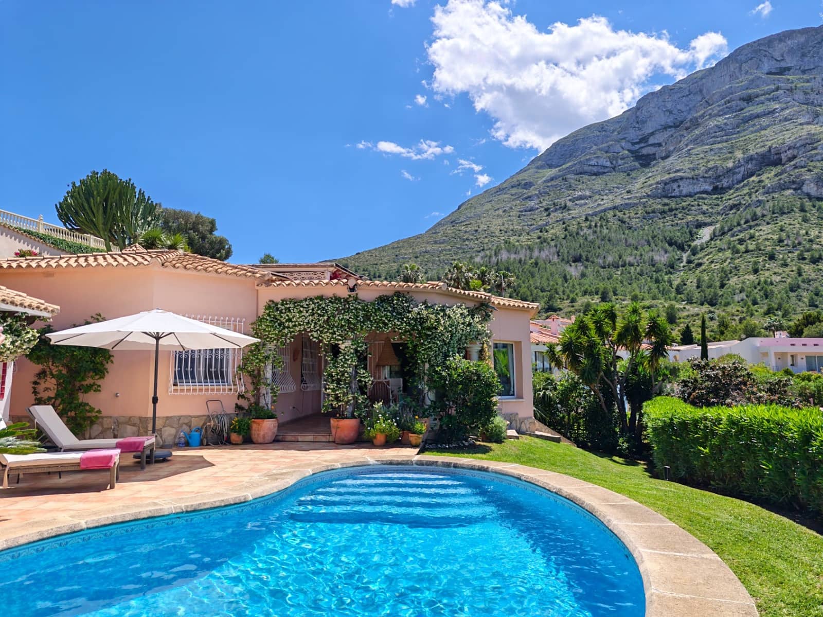 2 bedroom Villa for sale in Denia with pool garage - € 680,000 (Ref: 9517972)