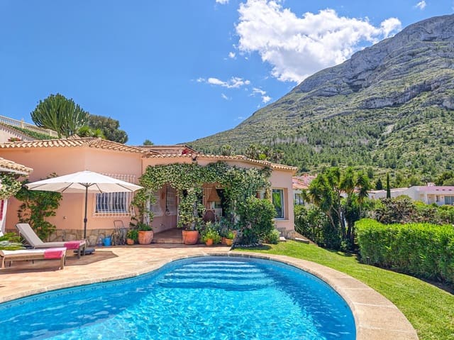 2 soverom Villa til salgs i El Montgó, Dénia med svømmebasseng garasje - € 680 000 (Ref: 9517972)