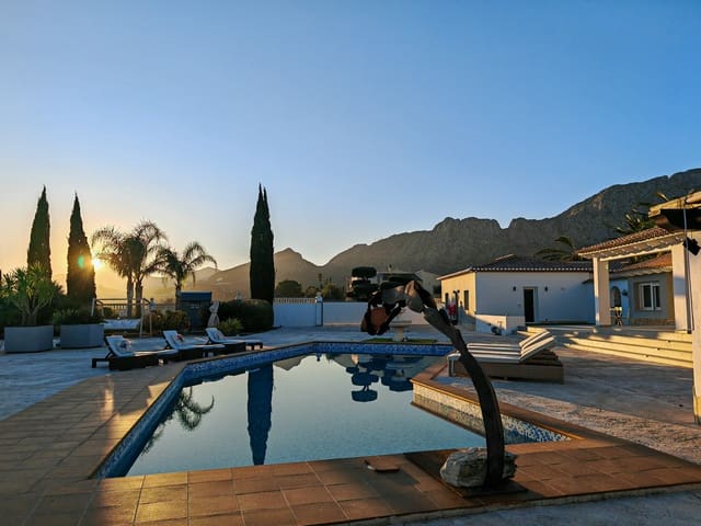 3 soveværelse Villa til salg i La Xara, Dénia med swimmingpool garage - € 1.495.000 (Ref: 9592199)