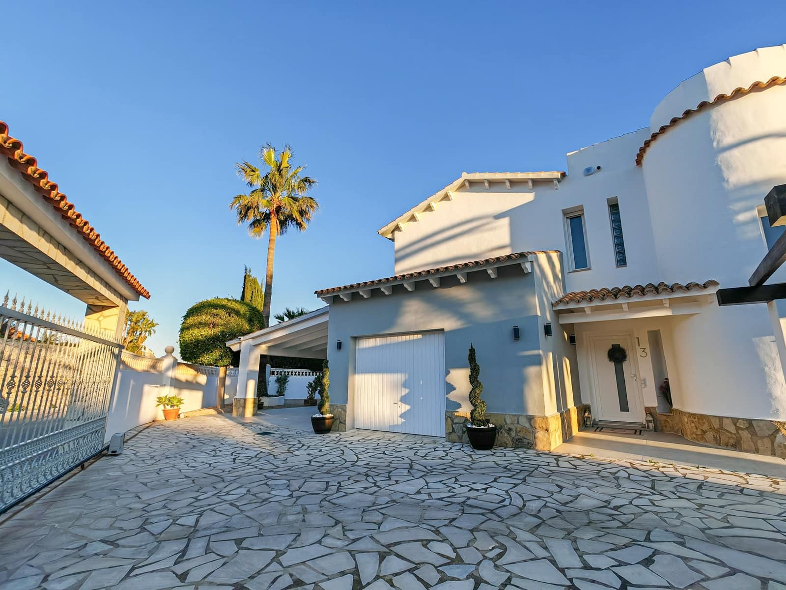 3 bedroom Villa for sale in Denia with pool garage - € 1,495,000 (Ref: 9592199)