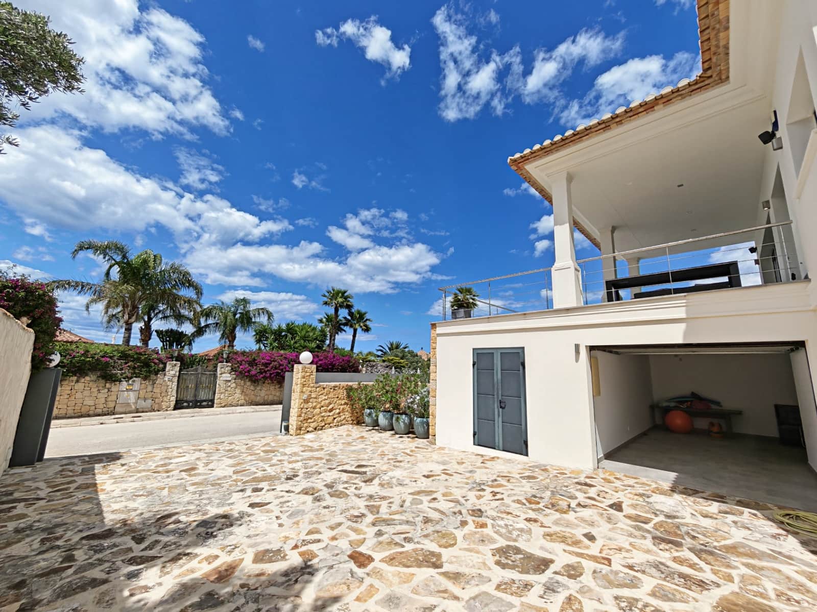 4 bedroom Villa for sale in Denia with pool garage - € 995,000 (Ref: 9841859)
