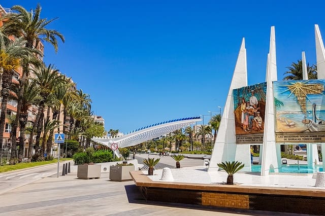 Apartamento de 2 habitaciones en Las Piscinas Naturales, Torrevieja en venta - 280.000 € (Ref: 9819312)
