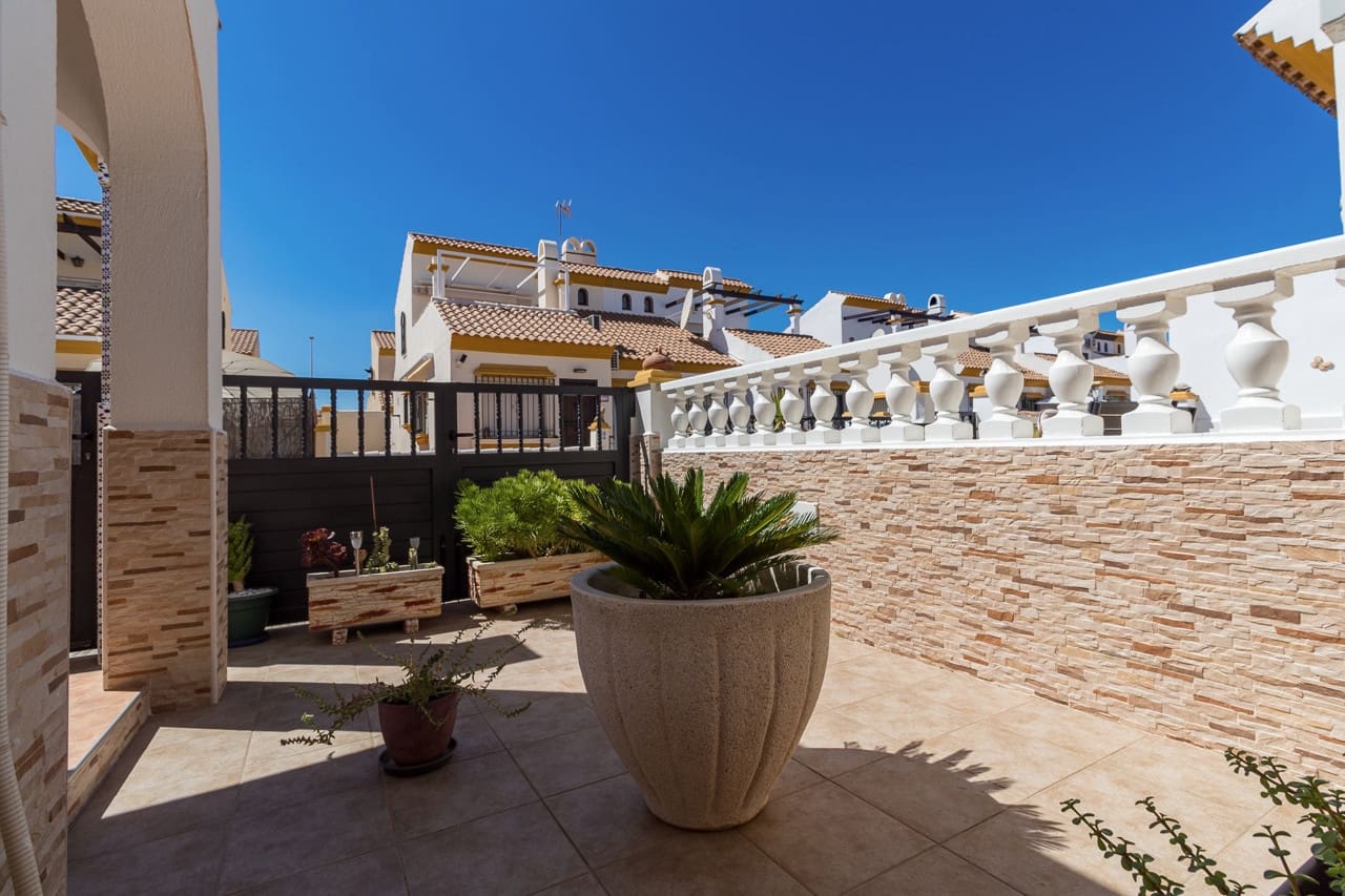 Pareado de 3 habitaciones en La Zenia en venta con piscina - 312.000 € (Ref: 9819314)