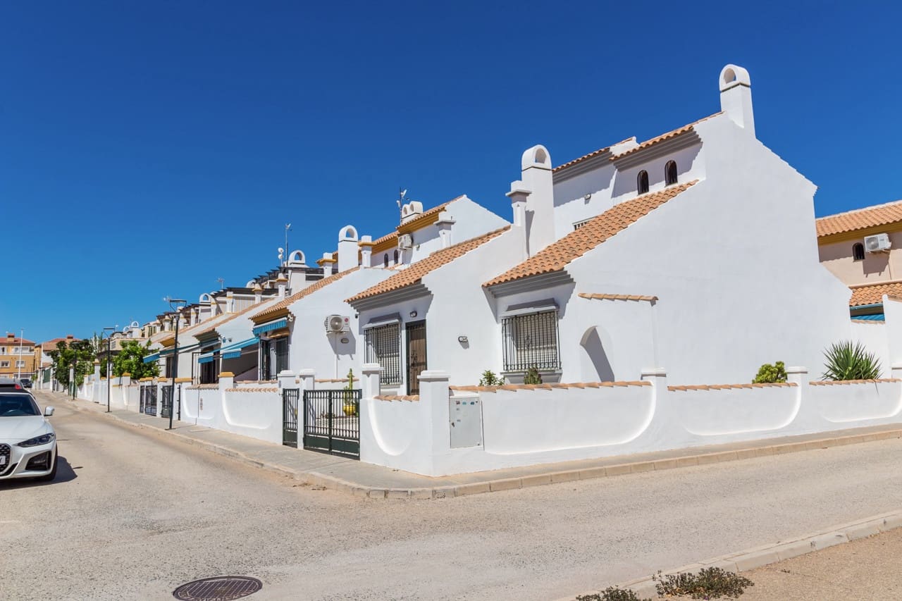 Pareado de 3 habitaciones en La Zenia en venta con piscina - 312.000 € (Ref: 9819314)