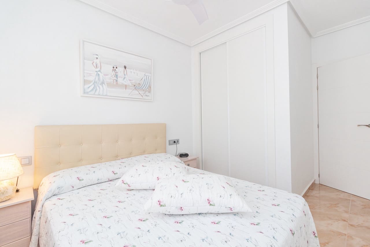 Pareado de 3 habitaciones en La Zenia en venta con piscina - 312.000 € (Ref: 9819314)