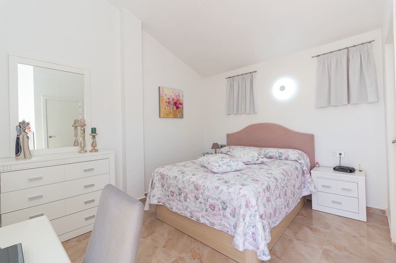 Pareado de 3 habitaciones en La Zenia en venta con piscina - 312.000 € (Ref: 9819314)