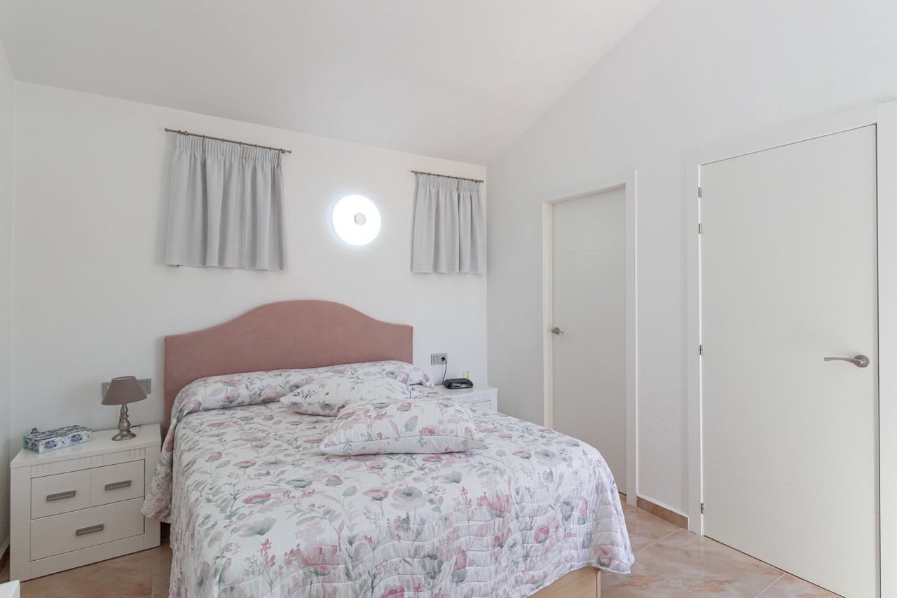 Pareado de 3 habitaciones en La Zenia en venta con piscina - 312.000 € (Ref: 9819314)