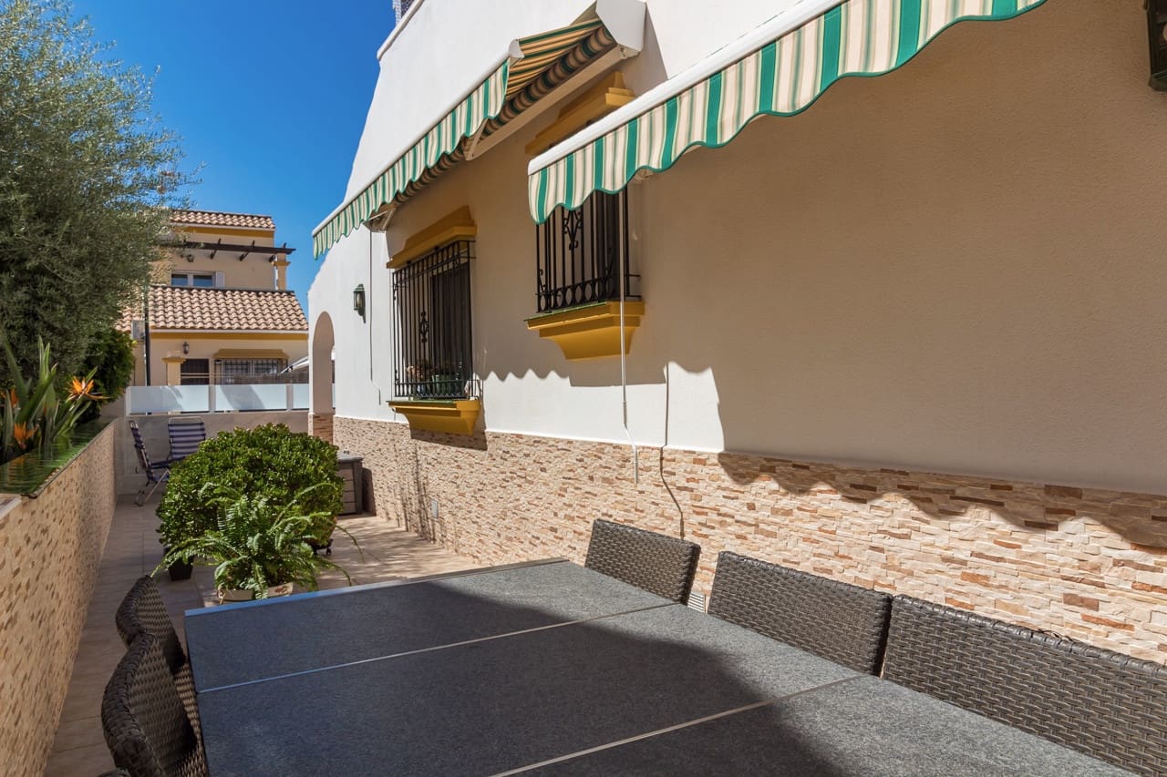 Pareado de 3 habitaciones en La Zenia en venta con piscina - 312.000 € (Ref: 9819314)