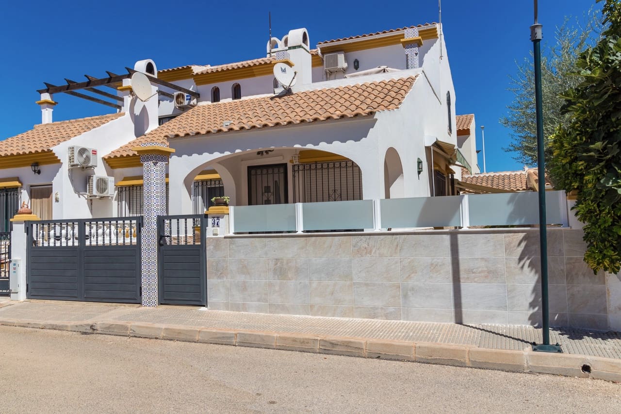 Pareado de 3 habitaciones en La Zenia en venta con piscina - 312.000 € (Ref: 9819314)