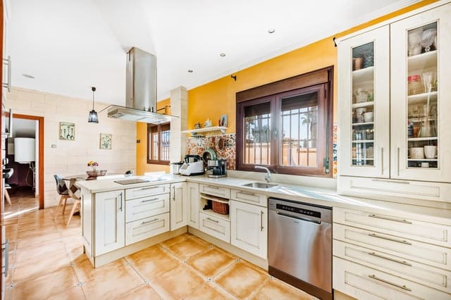 Chalet de 5 habitaciones en Chiclana de la Frontera en venta con piscina garaje - 630.000 € (Ref: 9622688)