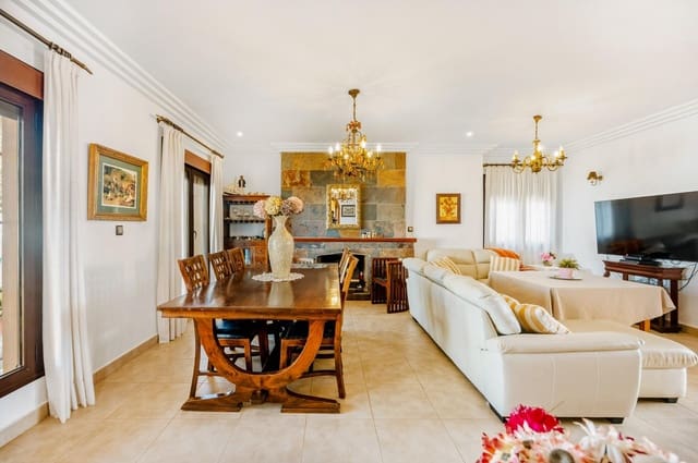 Chalet de 5 habitaciones en Chiclana de la Frontera en venta con piscina garaje - 630.000 € (Ref: 9622688)