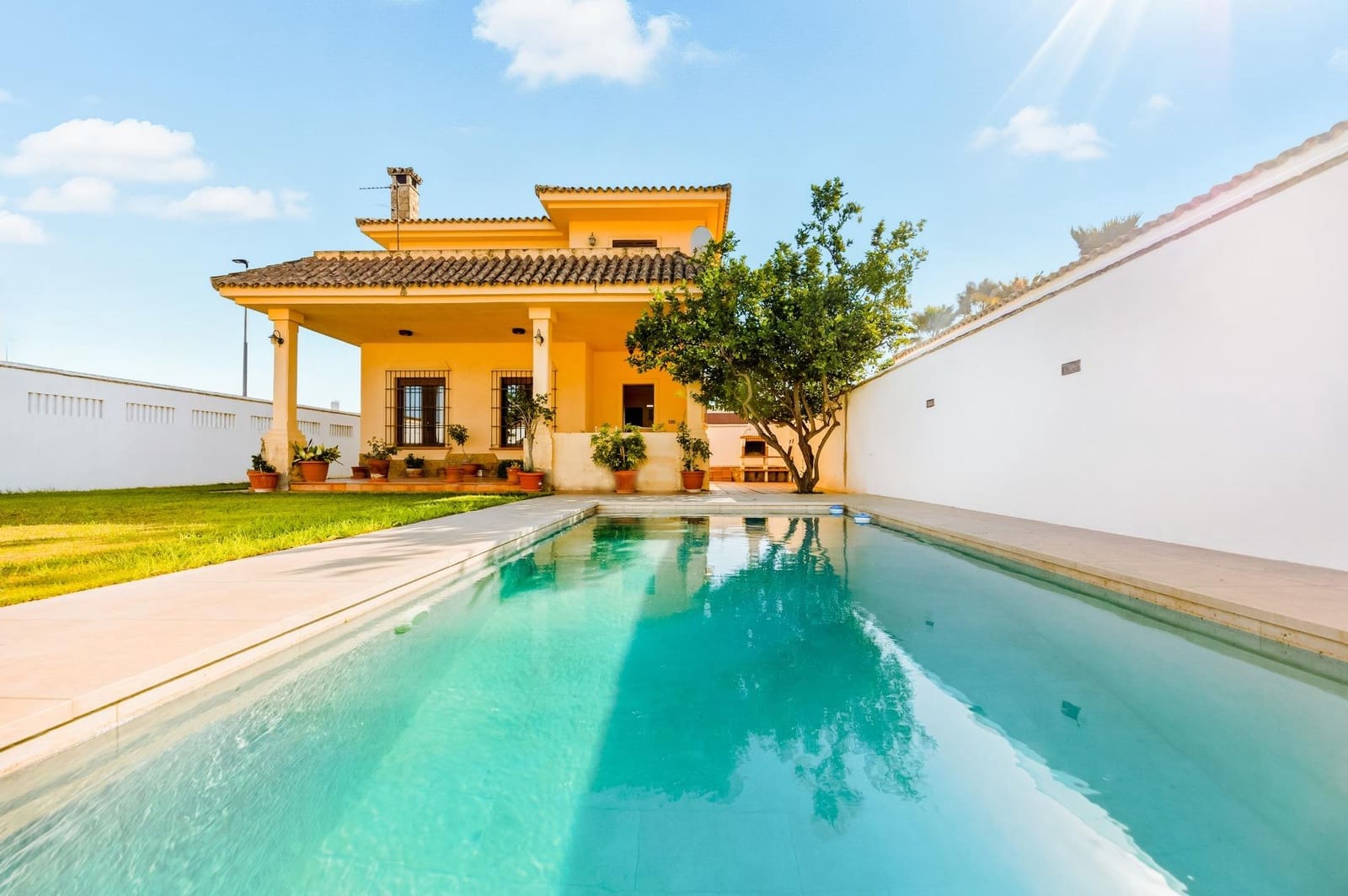 5 bedroom Villa for sale in Chiclana de la Frontera with pool garage - € 630,000 (Ref: 9622688)