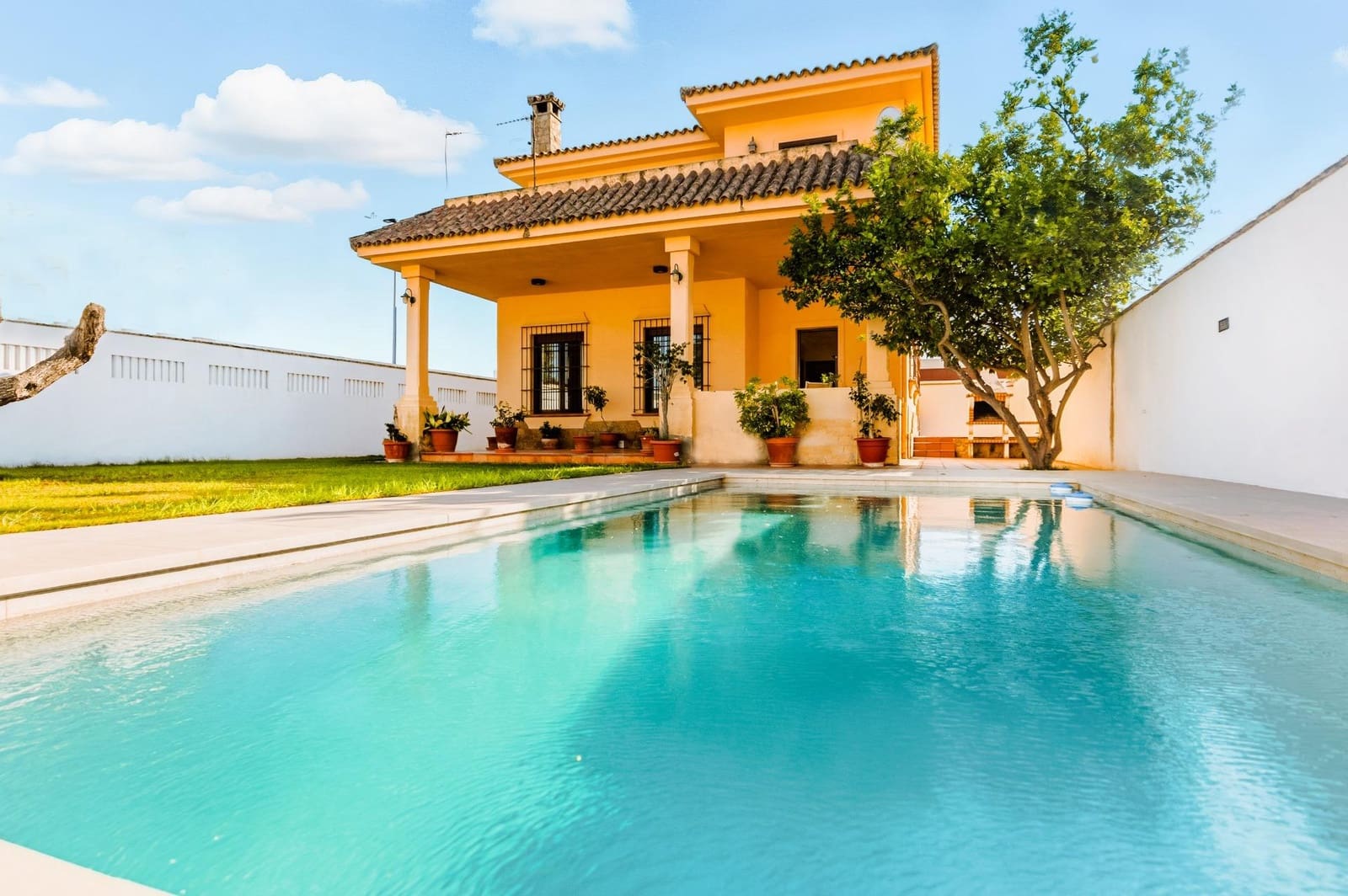5 bedroom Villa for sale in Chiclana de la Frontera with pool garage - € 630,000 (Ref: 9622688)