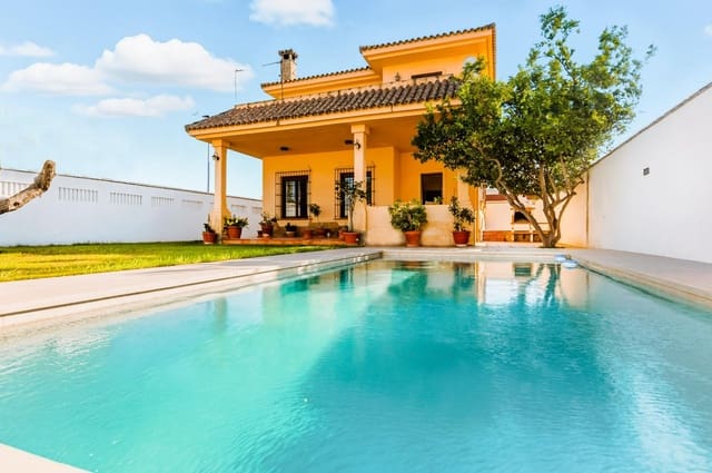 Chalet de 5 habitaciones en Chiclana de la Frontera en venta con piscina garaje - 630.000 € (Ref: 9622688)
