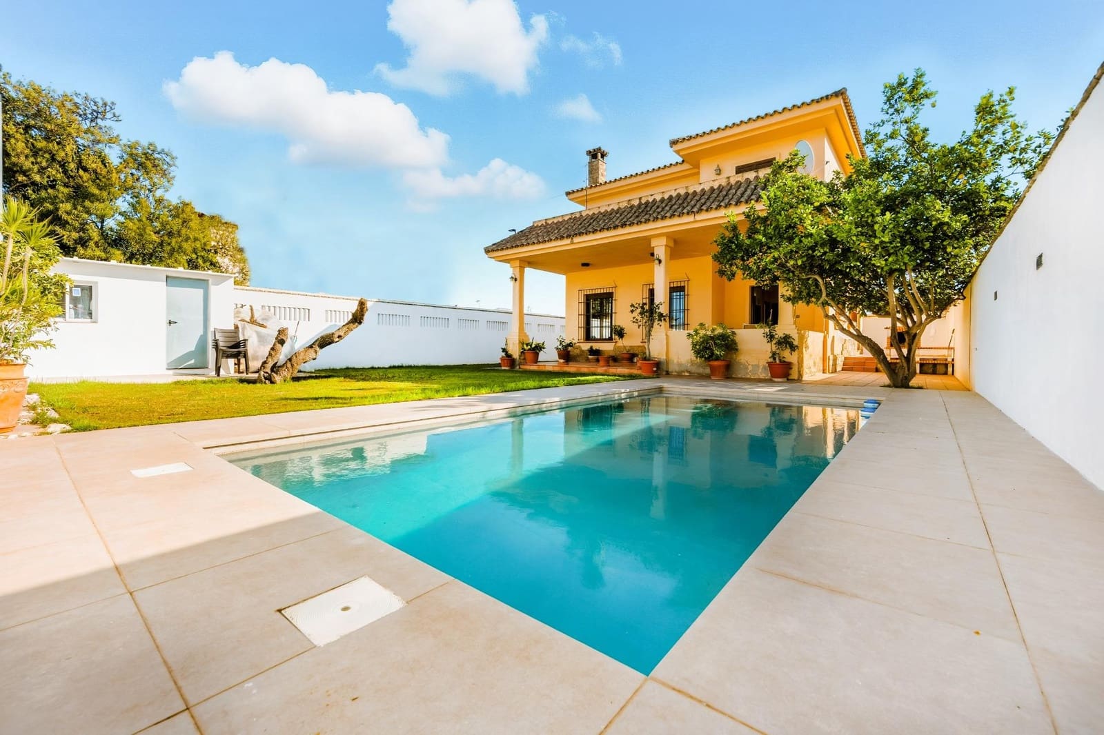 5 bedroom Villa for sale in Chiclana de la Frontera with pool garage - € 630,000 (Ref: 9622688)