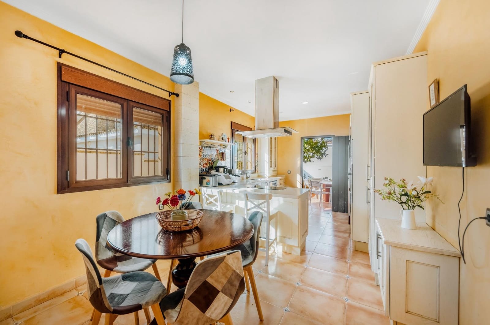 5 bedroom Villa for sale in Chiclana de la Frontera with pool garage - € 630,000 (Ref: 9622688)