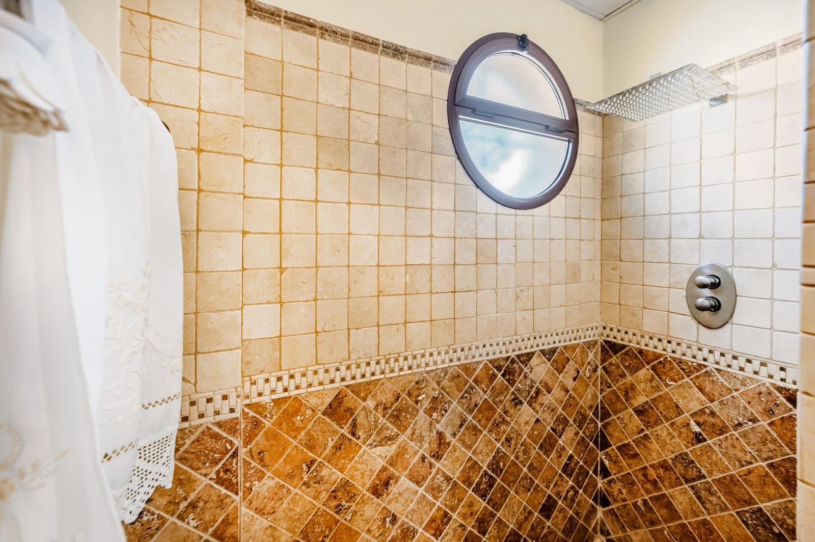 5 bedroom Villa for sale in Chiclana de la Frontera with pool garage - € 630,000 (Ref: 9622688)
