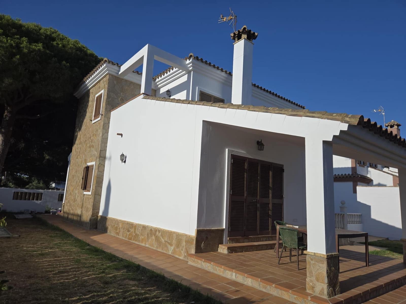 Chalet de 5 habitaciones en Chiclana de la Frontera en venta con garaje - 540.000 € (Ref: 9622696)