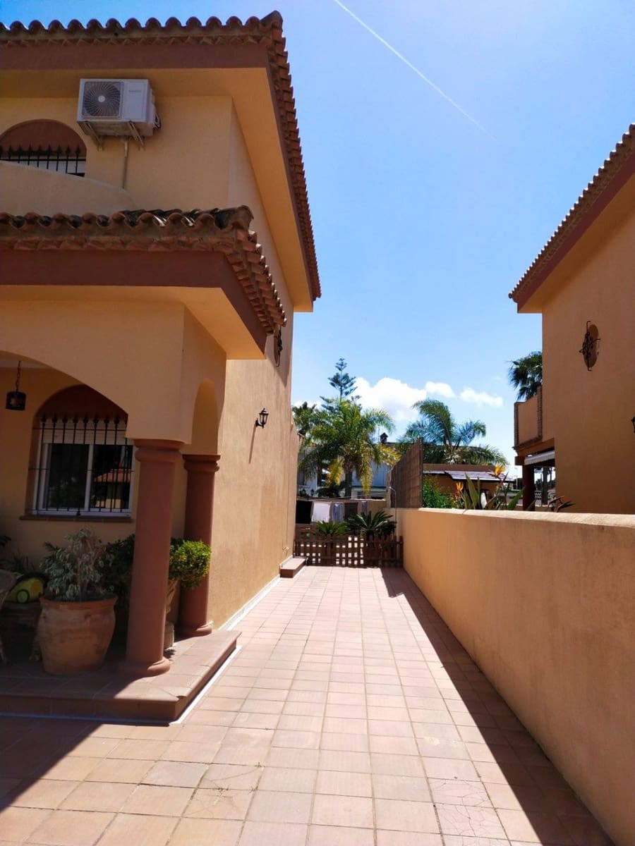 4 soverom Villa til salgs i Chiclana de la Frontera med svømmebasseng - € 400 000 (Ref: 9622697)