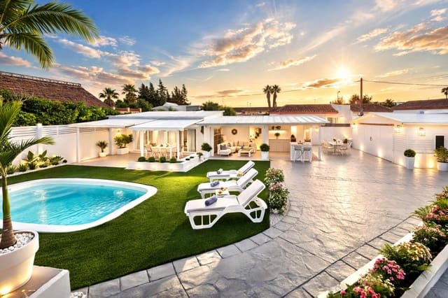 8 bedroom Villa for sale in Conil de la Frontera with garage - € 540,000 (Ref: 9625516)