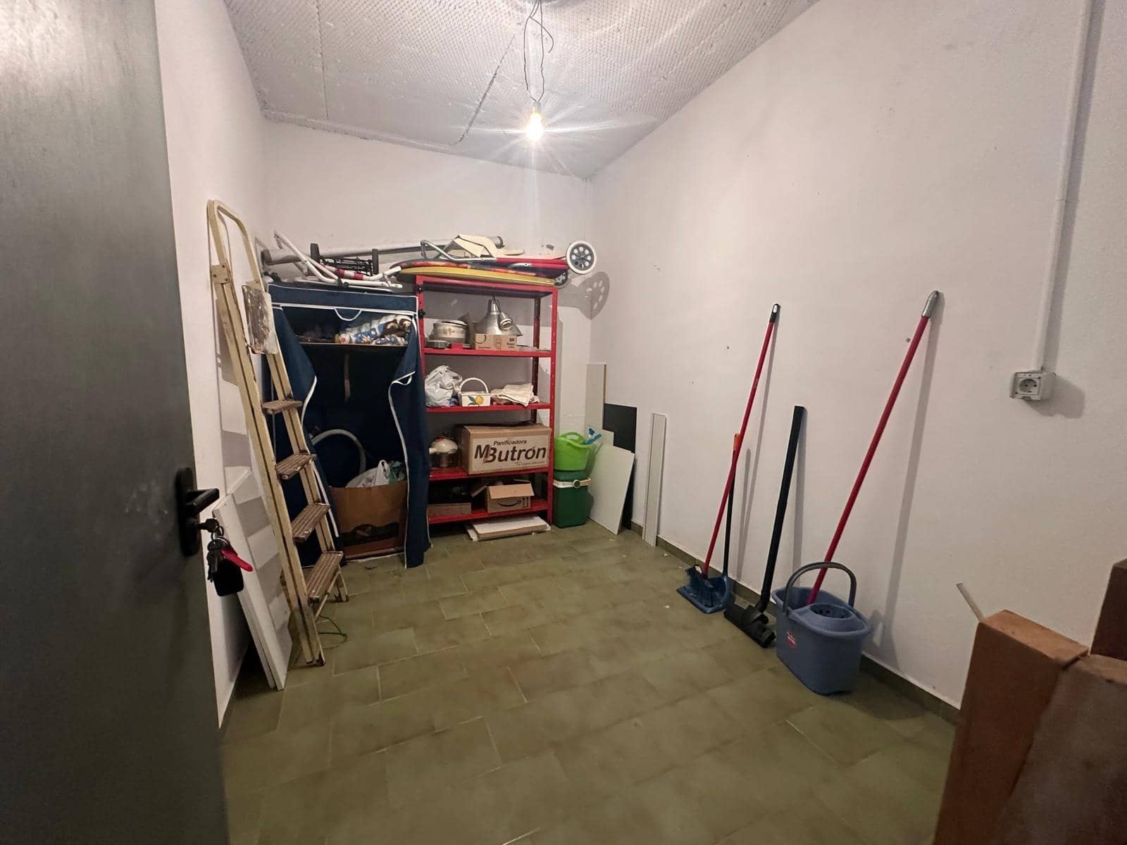 3 bedroom Apartment for sale in Chiclana de la Frontera with garage - € 160,000 (Ref: 9648075)