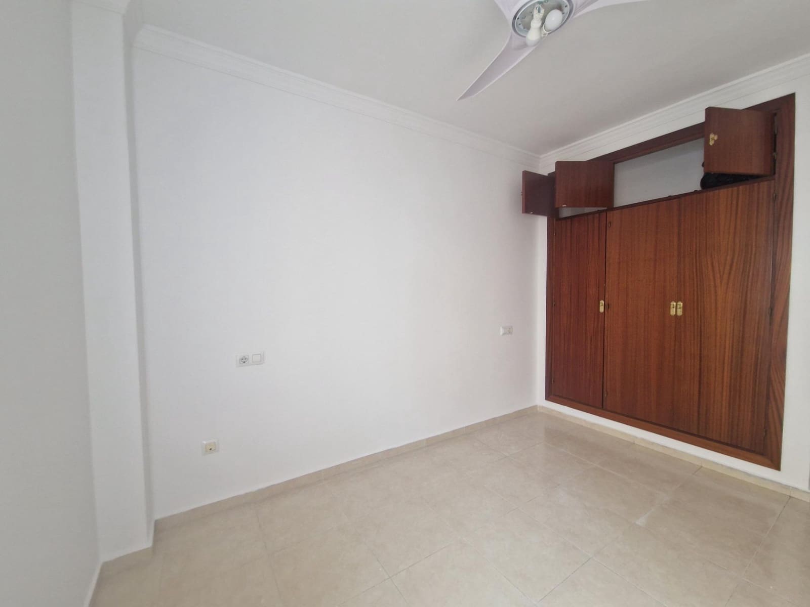 3 slaapkamer Flat te huur in Chiclana de la Frontera met garage - € 800 (Ref: 9811552)