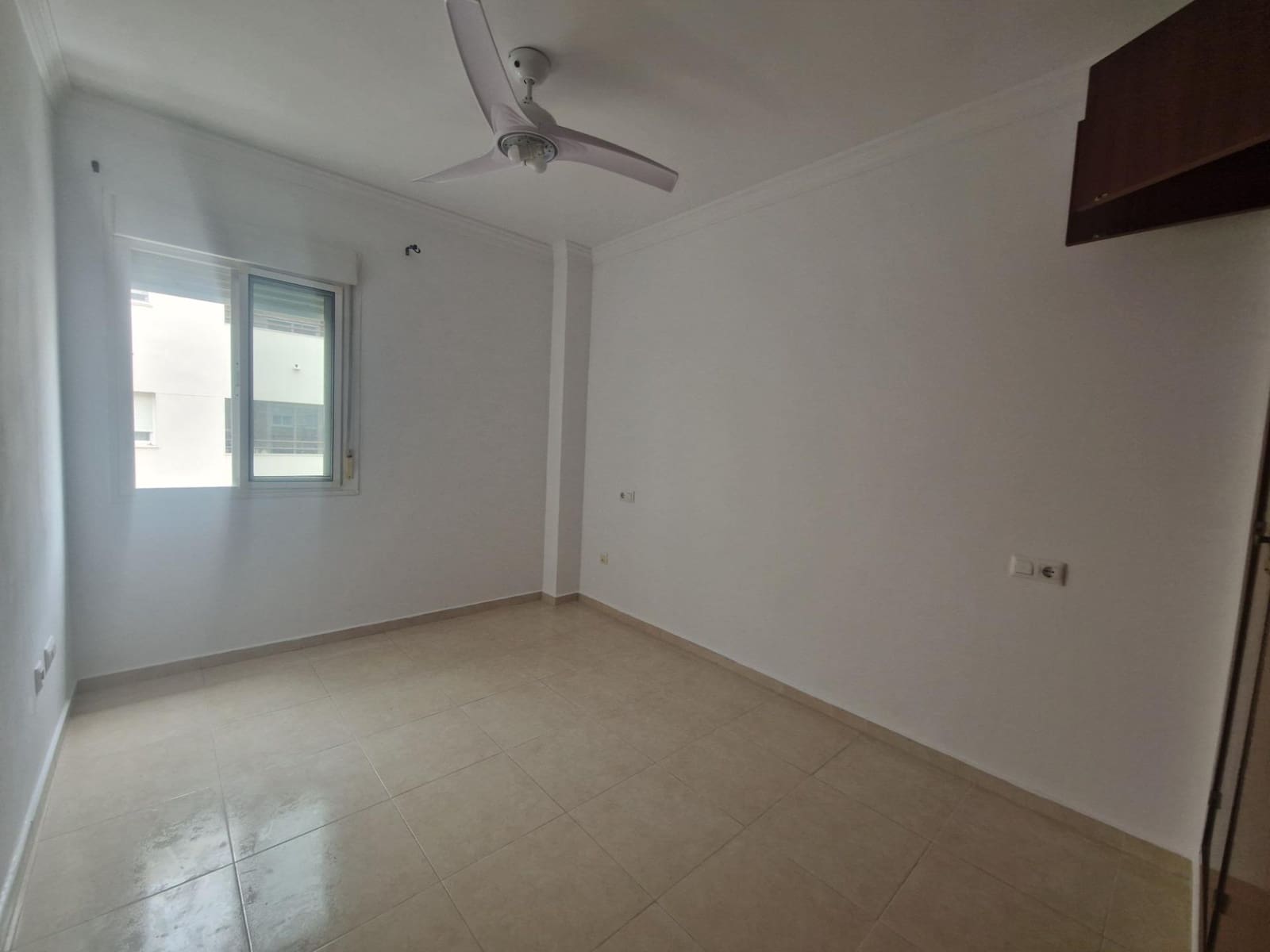3 slaapkamer Flat te huur in Chiclana de la Frontera met garage - € 800 (Ref: 9811552)