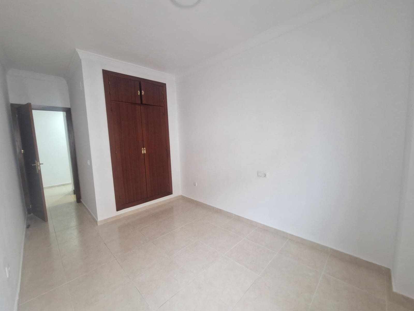 3 slaapkamer Flat te huur in Chiclana de la Frontera met garage - € 800 (Ref: 9811552)