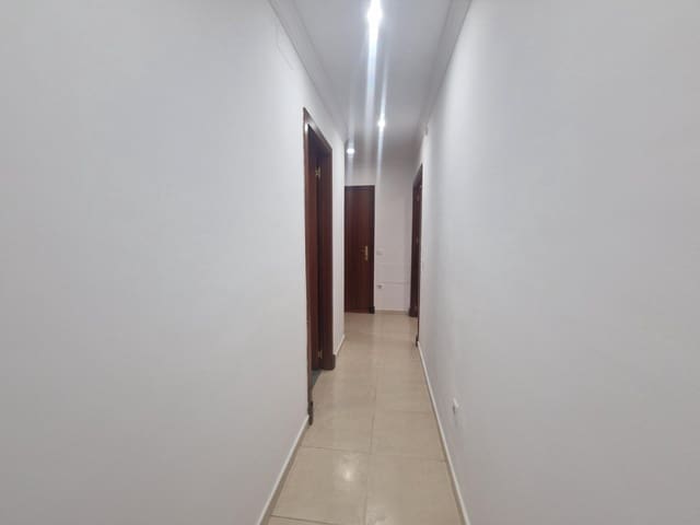 3 slaapkamer Flat te huur in Chiclana de la Frontera met garage - € 800 (Ref: 9811552)