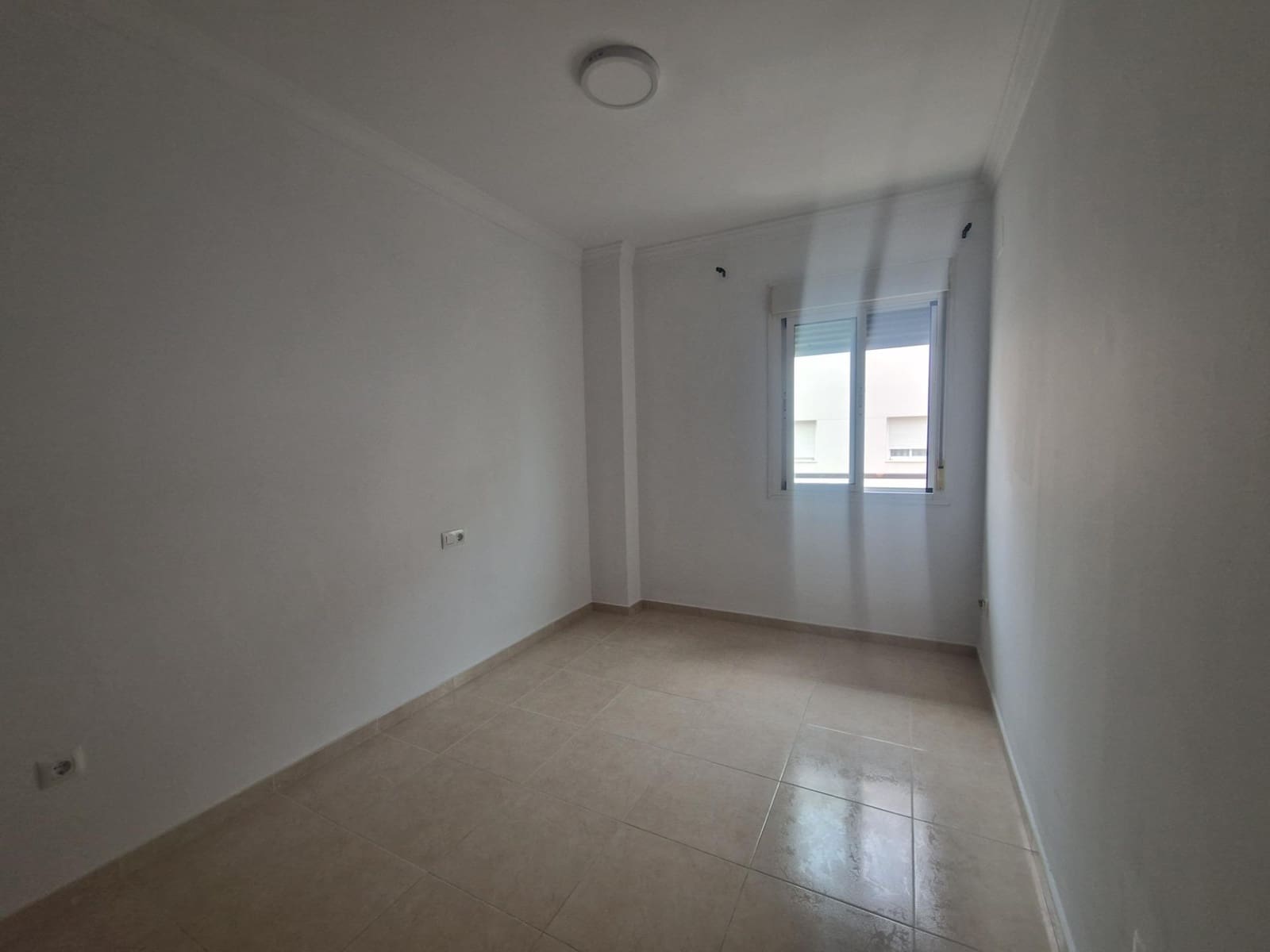 3 slaapkamer Flat te huur in Chiclana de la Frontera met garage - € 800 (Ref: 9811552)