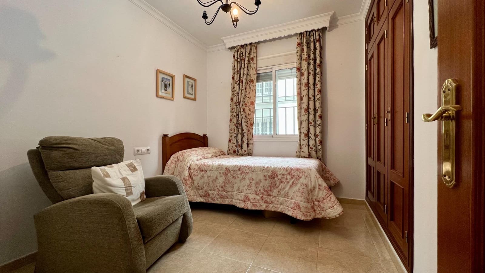 4 bedroom Flat for sale in Chiclana de la Frontera - € 230,000 (Ref: 9820475)