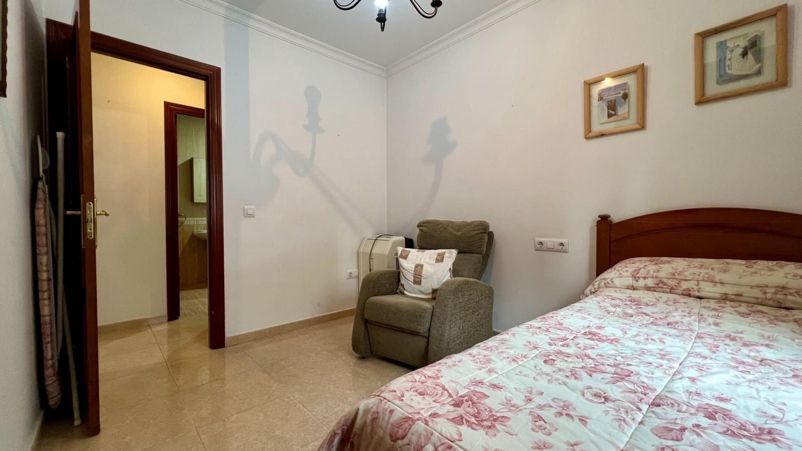 4 bedroom Flat for sale in Chiclana de la Frontera - € 230,000 (Ref: 9820475)