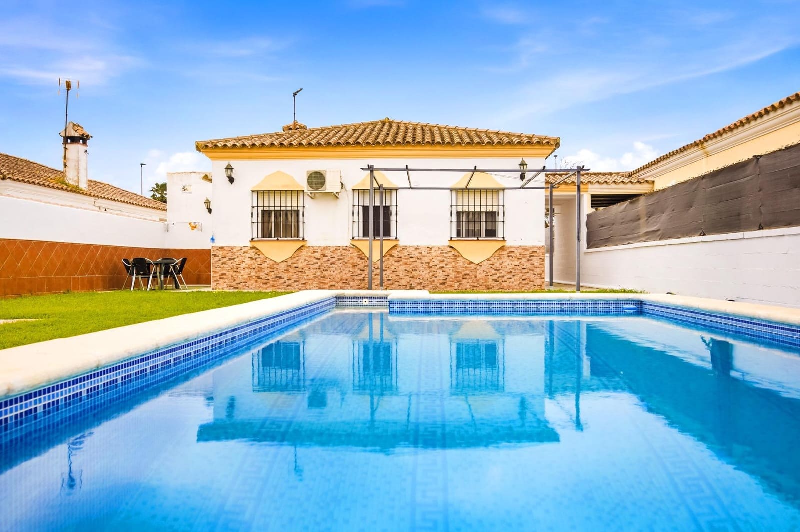 3 soveværelse Villa til salg i Chiclana de la Frontera med swimmingpool - € 389.990 (Ref: 9820480)