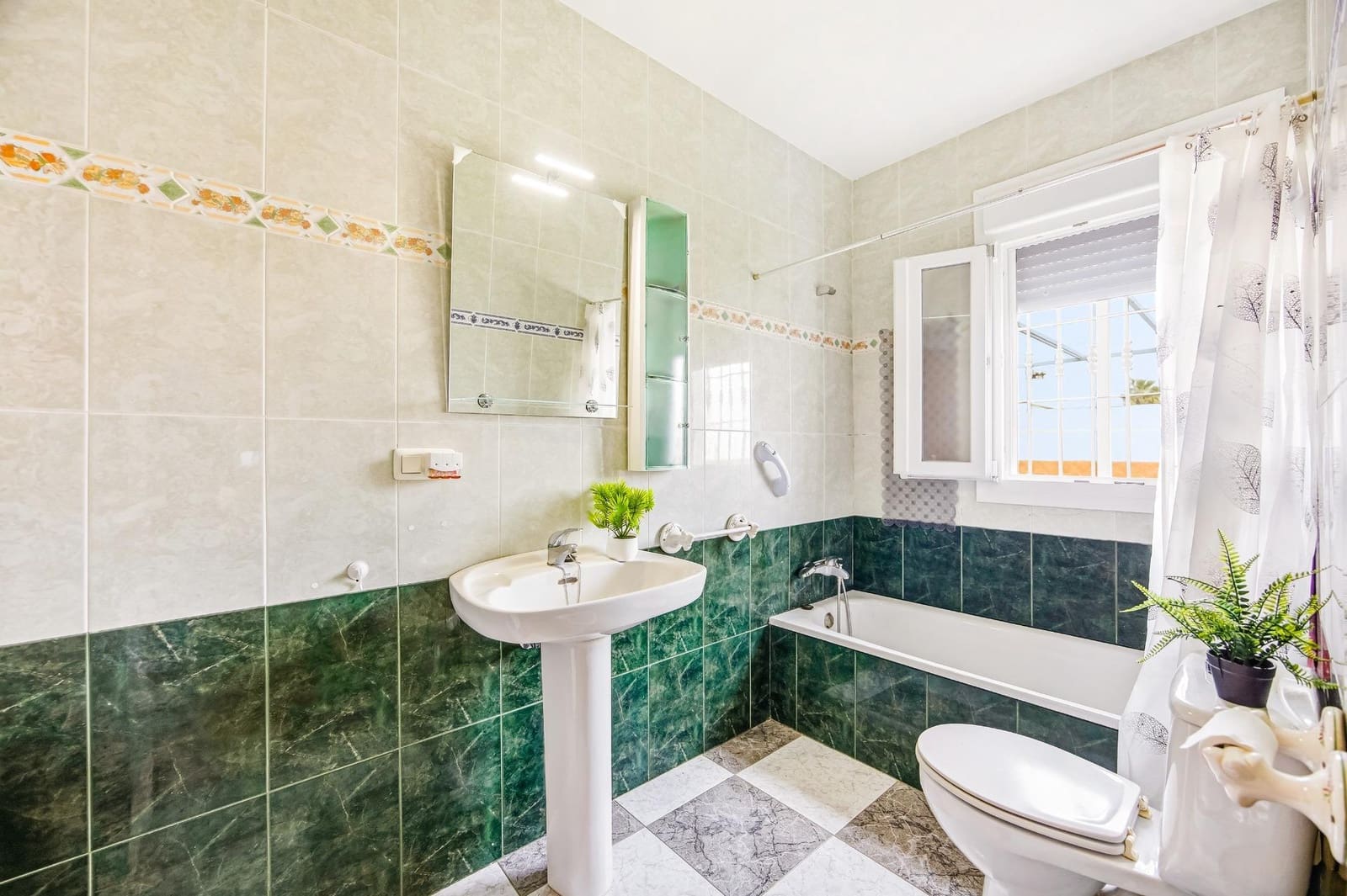 3 soveværelse Villa til salg i Chiclana de la Frontera med swimmingpool - € 389.990 (Ref: 9820480)