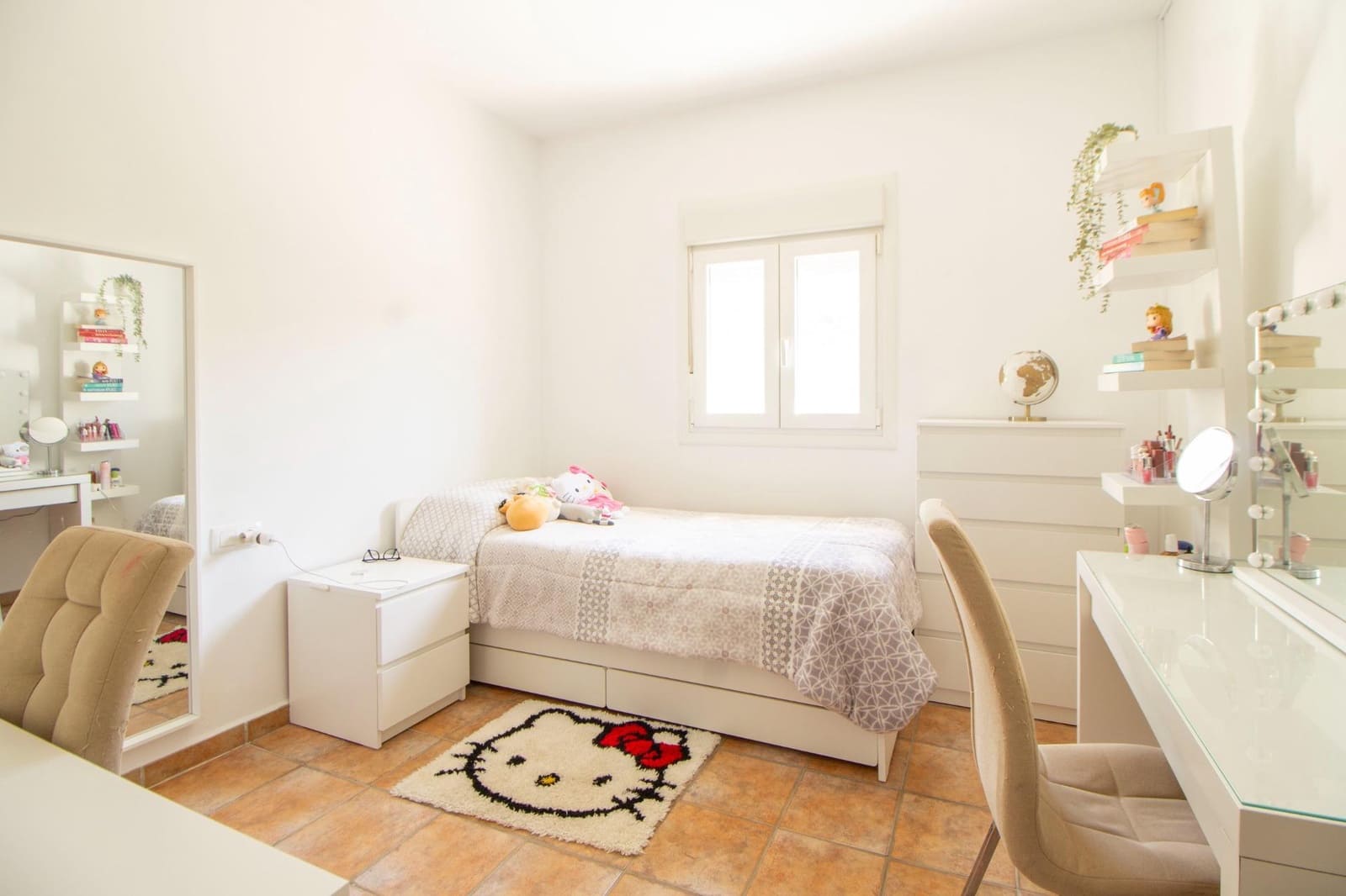 5 bedroom Villa for sale in Novo Sancti Petri with garage - € 249,990 (Ref: 9861849)