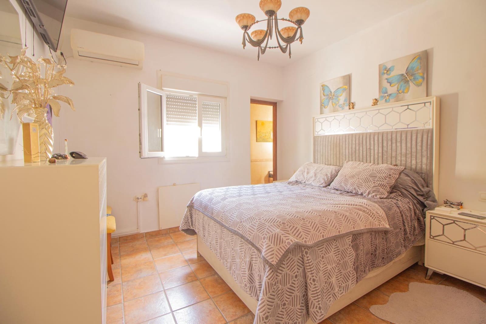 5 bedroom Villa for sale in Novo Sancti Petri with garage - € 249,990 (Ref: 9861849)