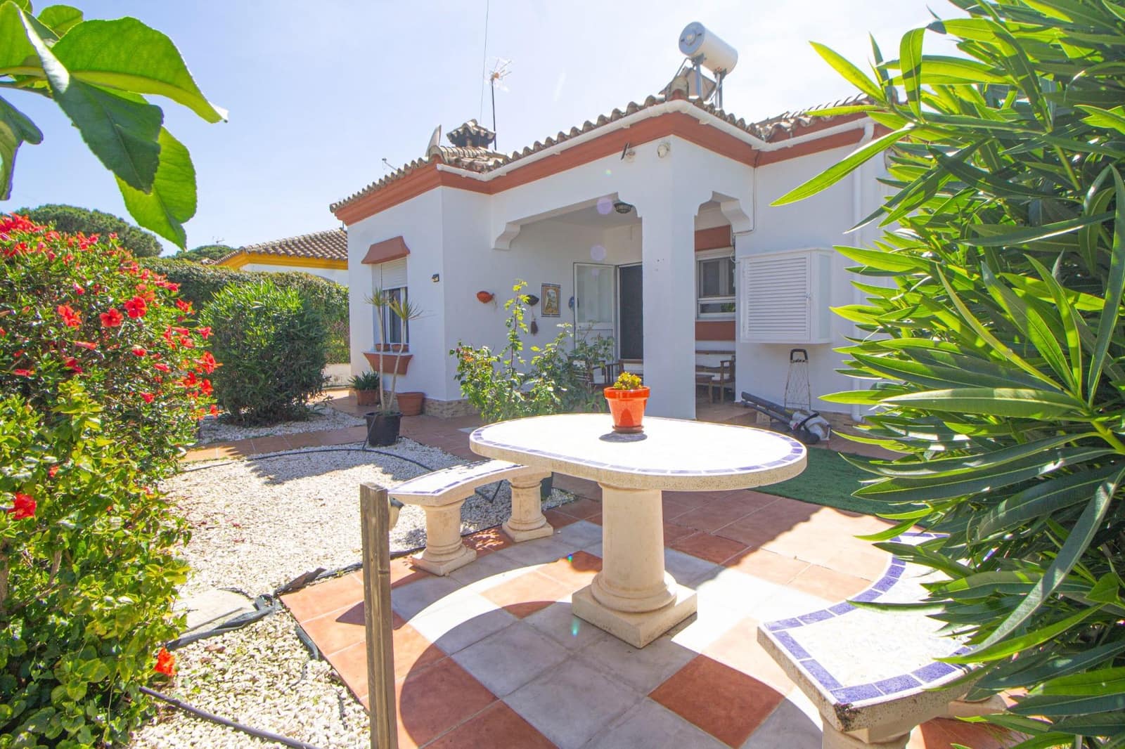 5 bedroom Villa for sale in Novo Sancti Petri with garage - € 249,990 (Ref: 9861849)
