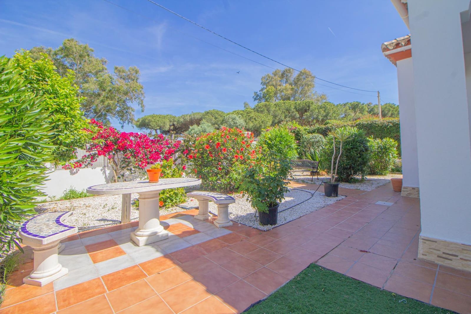 5 bedroom Villa for sale in Novo Sancti Petri with garage - € 249,990 (Ref: 9861849)